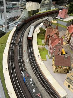 20241102_Da-ist-Verkehr-am-Bahnsteig