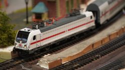 20251207_Zug-am-Bahnsteig