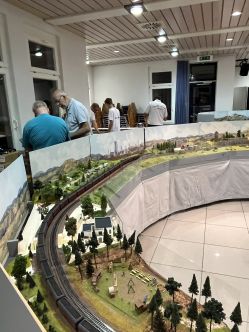 20260815_Kurve-mit-Hintergrund