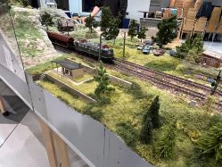 20240913_Zug-kommt-hinter-Gebirge-vor