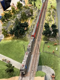 20260410_Doppeltraktion-ueber-Bruecke